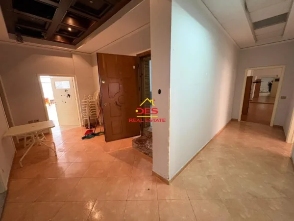Vlore, jepet me qera apartament 3+1+Ballkon Kati 2, 120 m² 250 € (Rruga Çajupi)