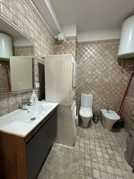 Tirane, jepet me qera apartament 1+1 Kati 4, 60 m² 800 € (Rruga e Elbasanit)