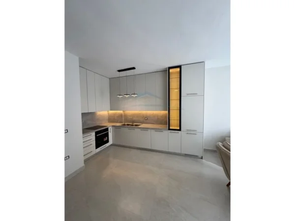 Tirane, jepet me qera apartament 2+1+Post Parkimi Kati 7, 94 m² 1.400 € (KOMUNA E PARISIT)