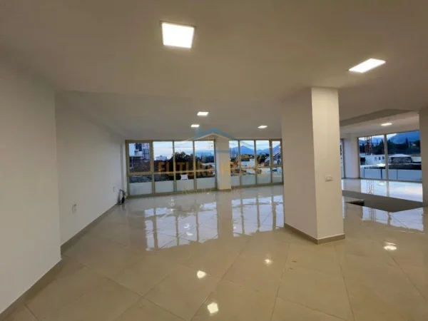 Tirane, jepet me qera ambjent biznesi Kati 0, 260 m² 2.600 € (Rruga Jordan Misja)