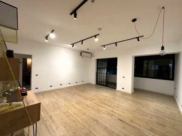 Tirane, jepet me qera zyre Kati 1, 110 m² 800 € (rruga e durresit)