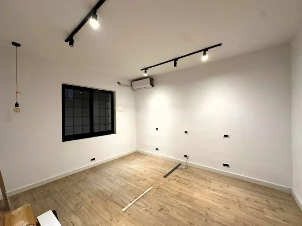 Tirane, jepet me qera zyre Kati 1, 110 m² 800 € (rruga e durresit)