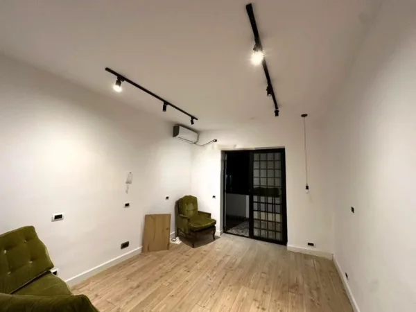 Tirane, jepet me qera zyre Kati 1, 110 m² 800 € (rruga e durresit)