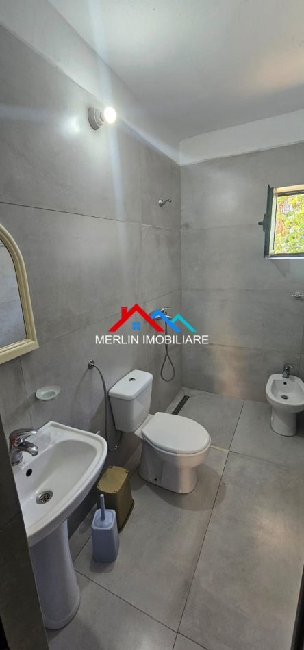 Tirane, jepet me qera apartament 1+1+Ballkon Kati 1, 65 m² 400 € (RRUGA BABE REXHA,ISH PARKU)