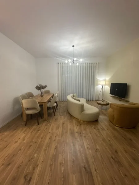 Tirane, jepet me qera apartament 2+1+Ballkon Kati 3, 129 m² 1.200 € (Kompleksi Delijorgji)