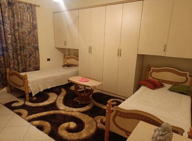 Tirane, jepet me qera Vile 2+1 Kati 4, 90 m² 450 € ( JEPET ME QERA APARTAMENT 2+1 TEK VILAT GJERMANE)