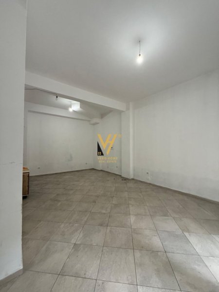 Tirane, jepet me qera dyqan Kati 0, 74 m² 450 € (YZBERISHT)