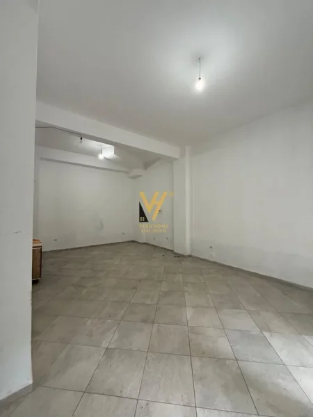 Tirane, jepet me qera dyqan Kati 0, 74 m² 450 € (YZBERISHT)