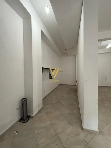 Tirane, jepet me qera dyqan Kati 0, 74 m² 450 € (YZBERISHT)