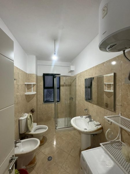 Tirane, jepet me qera apartament 2+1 Kati 2, 120 m² 700 € (Fresku)
