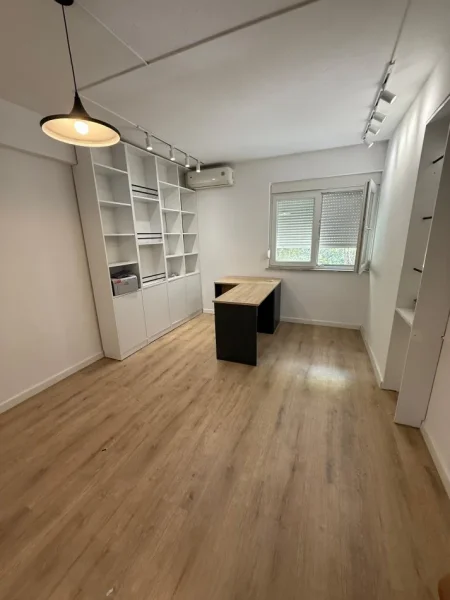 Tirane, jepet me qera zyre Kati 3, 30 m² 330 € 