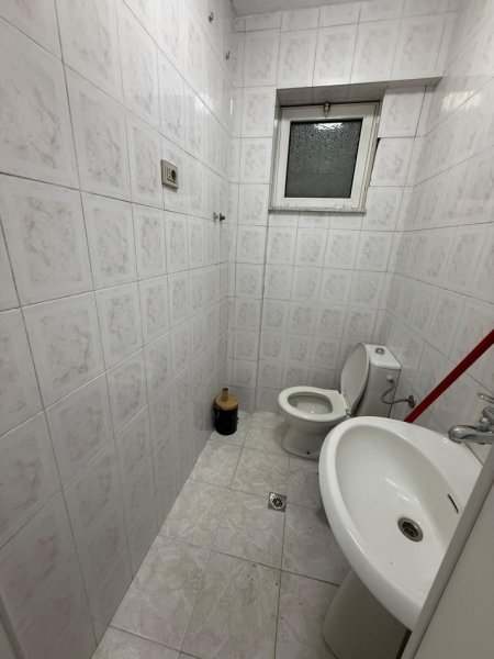 Tirane, jepet me qera zyre Kati 3, 30 m² 330 € 