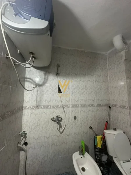 Tirane, jepet me qera apartament 1+1+Ballkon Kati 2, 58 m² 450 € (PALLATI ME SHIGJETA)