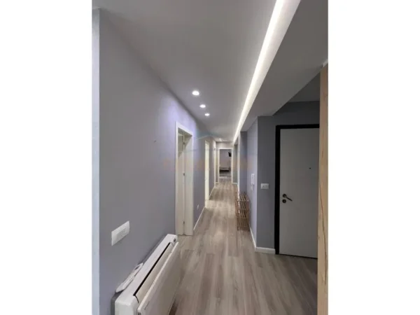 Tirane, jepet me qera apartament 3+1 Kati 3, 129 m² 1.300 € (TEG)