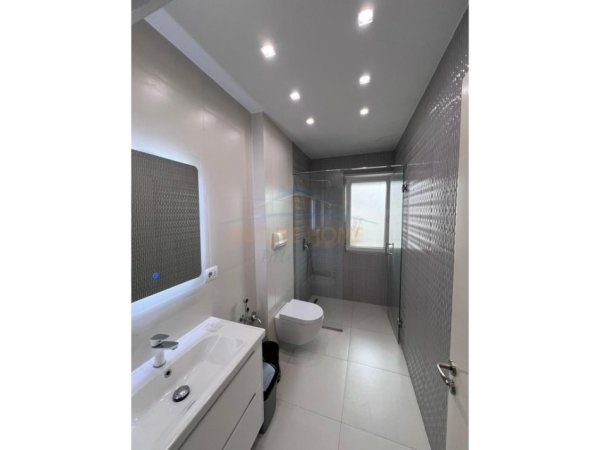 Tirane, jepet me qera apartament 3+1 Kati 3, 129 m² 1.300 € (TEG)