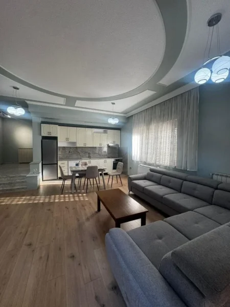 Tirane, jepet me qera Vile 2+1 Kati 1, 115 m² 700 € (Ali Demi/Rr.Idriz Dollaku)