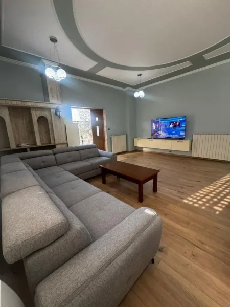 Tirane, jepet me qera Vile 2+1 Kati 1, 115 m² 700 € (Ali Demi/Rr.Idriz Dollaku)