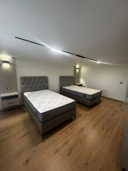 Tirane, jepet me qera Vile 2+1 Kati 1, 115 m² 700 € (Ali Demi/Rr.Idriz Dollaku)