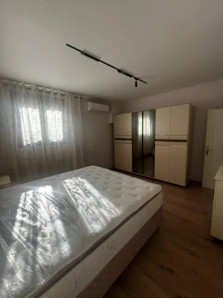 Tirane, jepet me qera Vile 2+1 Kati 1, 115 m² 700 € (Ali Demi/Rr.Idriz Dollaku)