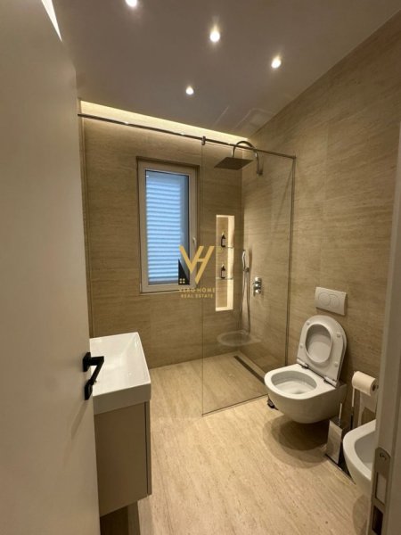 Tirane, jepet me qera apartament 1+1+Ballkon Kati 4, 47 m² 700 € (RRUGA E BARRIKADAVE)