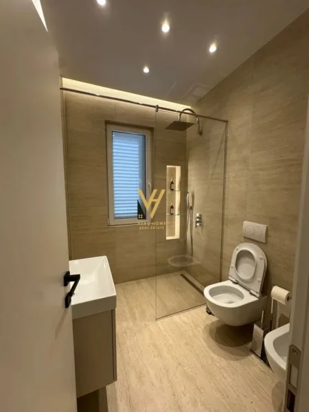 Tirane, jepet me qera apartament 1+1+Ballkon Kati 4, 47 m² 700 € (RRUGA E BARRIKADAVE)