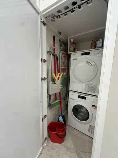 Tirane, jepet me qera apartament 1+1+Ballkon Kati 4, 47 m² 700 € (RRUGA E BARRIKADAVE)