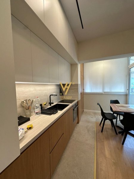 Tirane, jepet me qera apartament 1+1+Ballkon Kati 4, 47 m² 700 € (RRUGA E BARRIKADAVE)