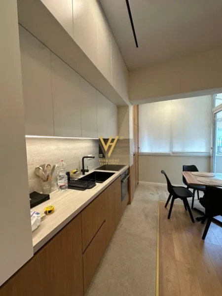 Tirane, jepet me qera apartament 1+1+Ballkon Kati 4, 47 m² 700 € (RRUGA E BARRIKADAVE)