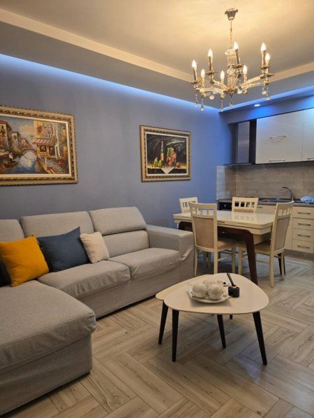 Tirane, jepet me qera apartament 1+1+Ballkon Kati 2, 60 m² 650€ (Rruga Ferit Xhajko/Ish Restorant Durresi)
