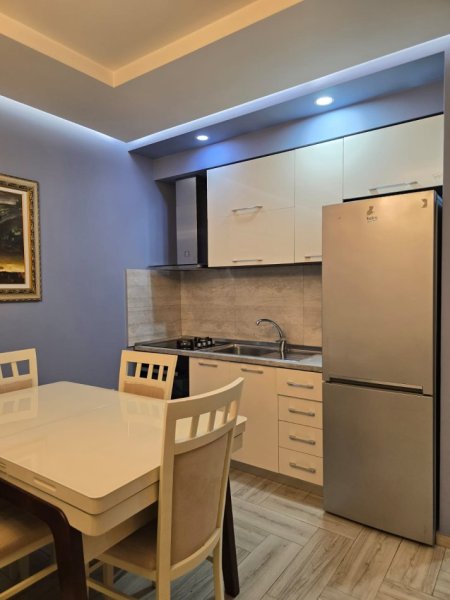 Tirane, jepet me qera apartament 1+1+Ballkon Kati 2, 60 m² 650€ (Rruga Ferit Xhajko/Ish Restorant Durresi)