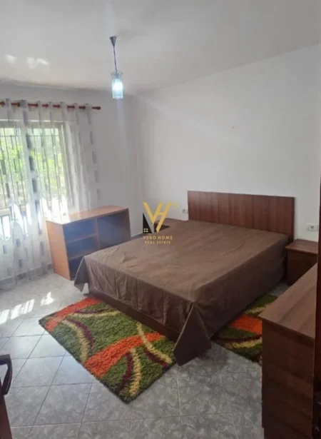 Tirane, jepet me qera apartament 1+1+Ballkon Kati 1, 60 m² 40.000 Leke (ISH PARKU I AUTOBUSAVE)