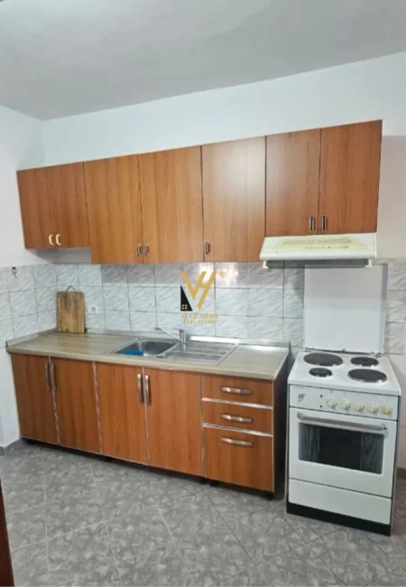 Tirane, jepet me qera apartament 1+1+Ballkon Kati 1, 60 m² 40.000 Leke (ISH PARKU I AUTOBUSAVE)
