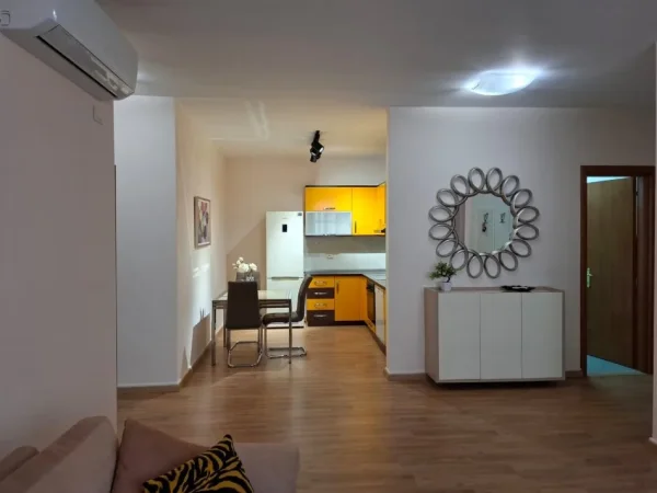 Tirane, jepet me qera apartament 2+1+Ballkon Kati 3, 115 m² 800 € (Kopshti Zoologjik)