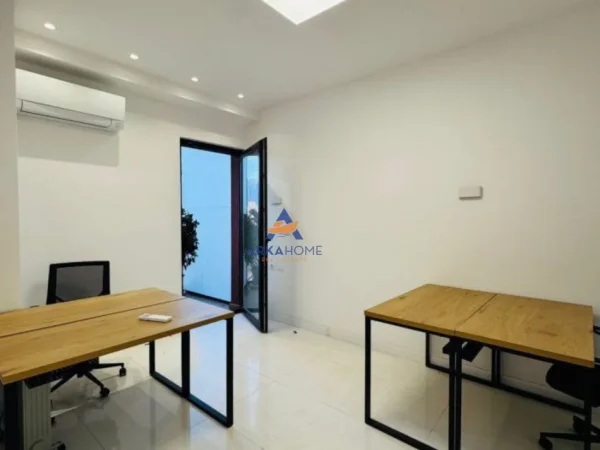 Tirane, jepet me qera ambjent biznesi Kati 6, 75 m² 935 € 