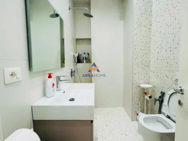 Tirane, jepet me qera ambjent biznesi Kati 6, 75 m² 935 € 