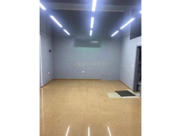 Tirane, jepet me qera ambjent biznesi Kati 0, 32 m² 450 € 