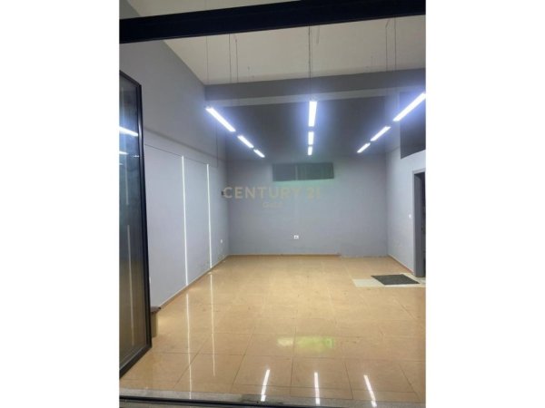 Tirane, jepet me qera ambjent biznesi Kati 0, 32 m² 450 € 
