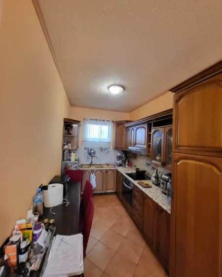 Tirane, jepet me qera apartament 3+1 , 90 m² 1.000 € (Qendër)