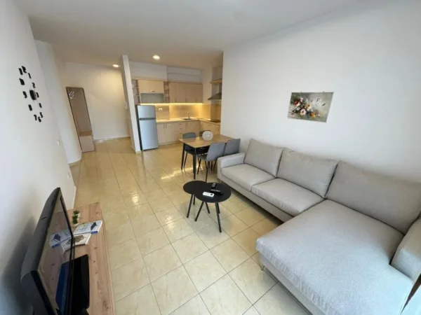 Tirane, jepet me qera apartament 1+1 Kati 6, 
