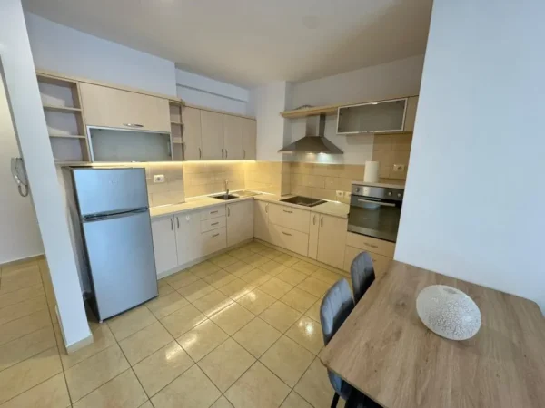 Tirane, jepet me qera apartament 1+1 Kati 6, 
