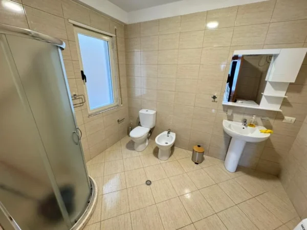 Tirane, jepet me qera apartament 1+1 Kati 6, 