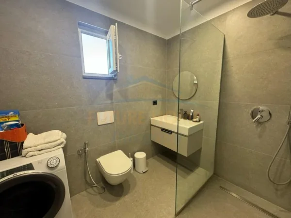 Tirane, jepet me qera garsonier Kati 9, 30 m² 470 € (Rrugën Petro Nini Luarasi)