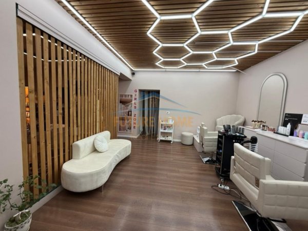 Tirane, shitet dyqan Kati 0, 115 m² (Komuna e Parisit)