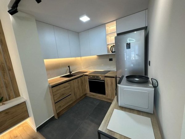 Tirane, jepet me qera apartament 1+1+Ballkon Kati 11, 70 m² 800 € (PAZARI I RI)
