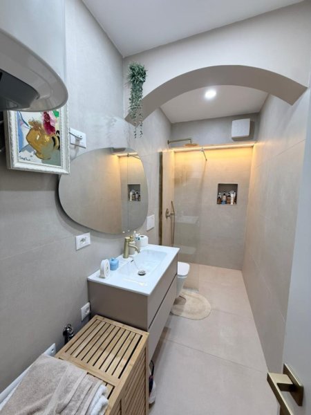 Tirane, shitet apartament 2+1+Ballkon Kati 3, 70 m² 240.000 € (Kafe Roma)