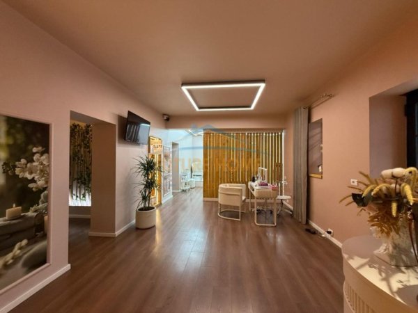 Tirane,  shitet Biznesi Qendër Estetike, Kati 0, 115 m² (Komuna e Parisit)