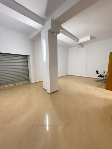 Tirane, jepet me qera ambjent biznesi Kati 0, 108 m²  60.000 lek (Tregu i Bicikletave)