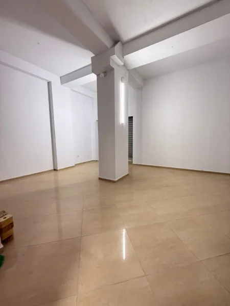 Tirane, jepet me qera ambjent biznesi Kati 0, 108 m²  60.000 lek (Tregu i Bicikletave)