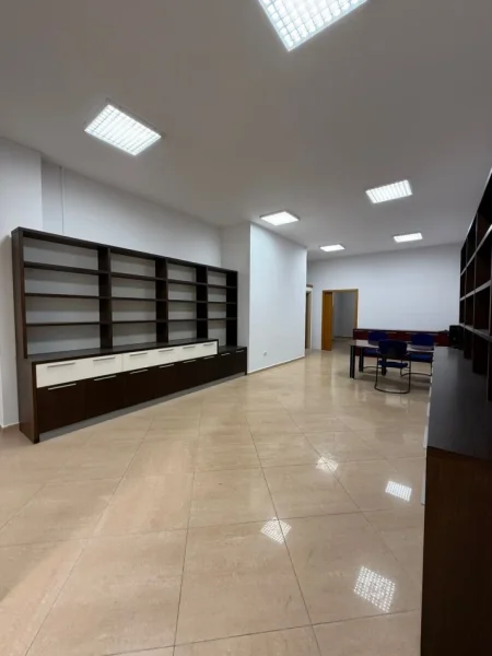 Tirane, jepet me qera ambjent biznesi Kati 0, 108 m²  60.000 lek (Tregu i Bicikletave)