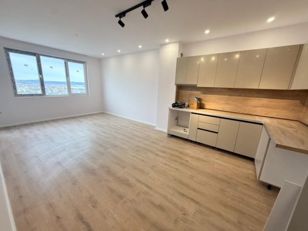 Tirane, shitet apartament 2+1+Ballkon Kati 8, 90 m² 121.500 € (Univers City)